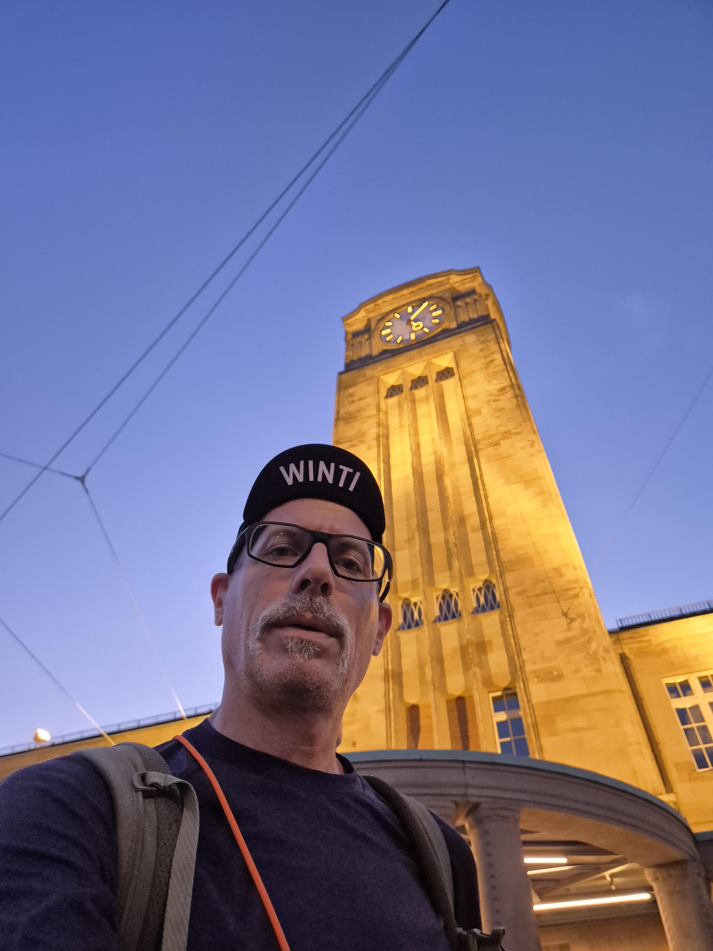 Basel Badischer Bahnhof um 5 Uhr in der Früh. Der Gestrandete ist gerädert.