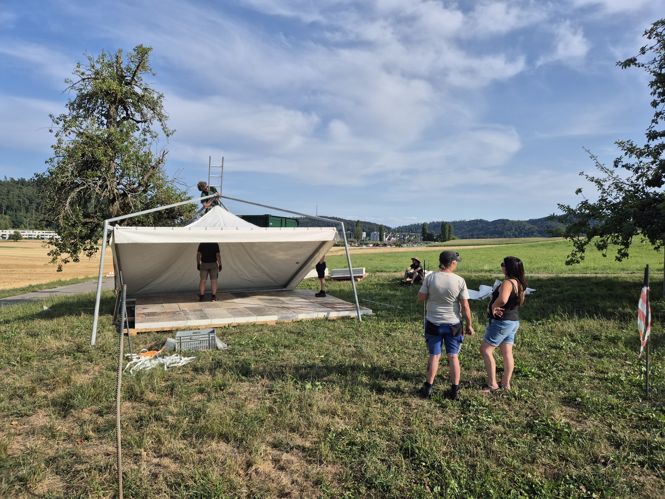 Aufbau eines Pagoden-Zelts für die Finalissima vom Bambole Openair.
Foto: LvR