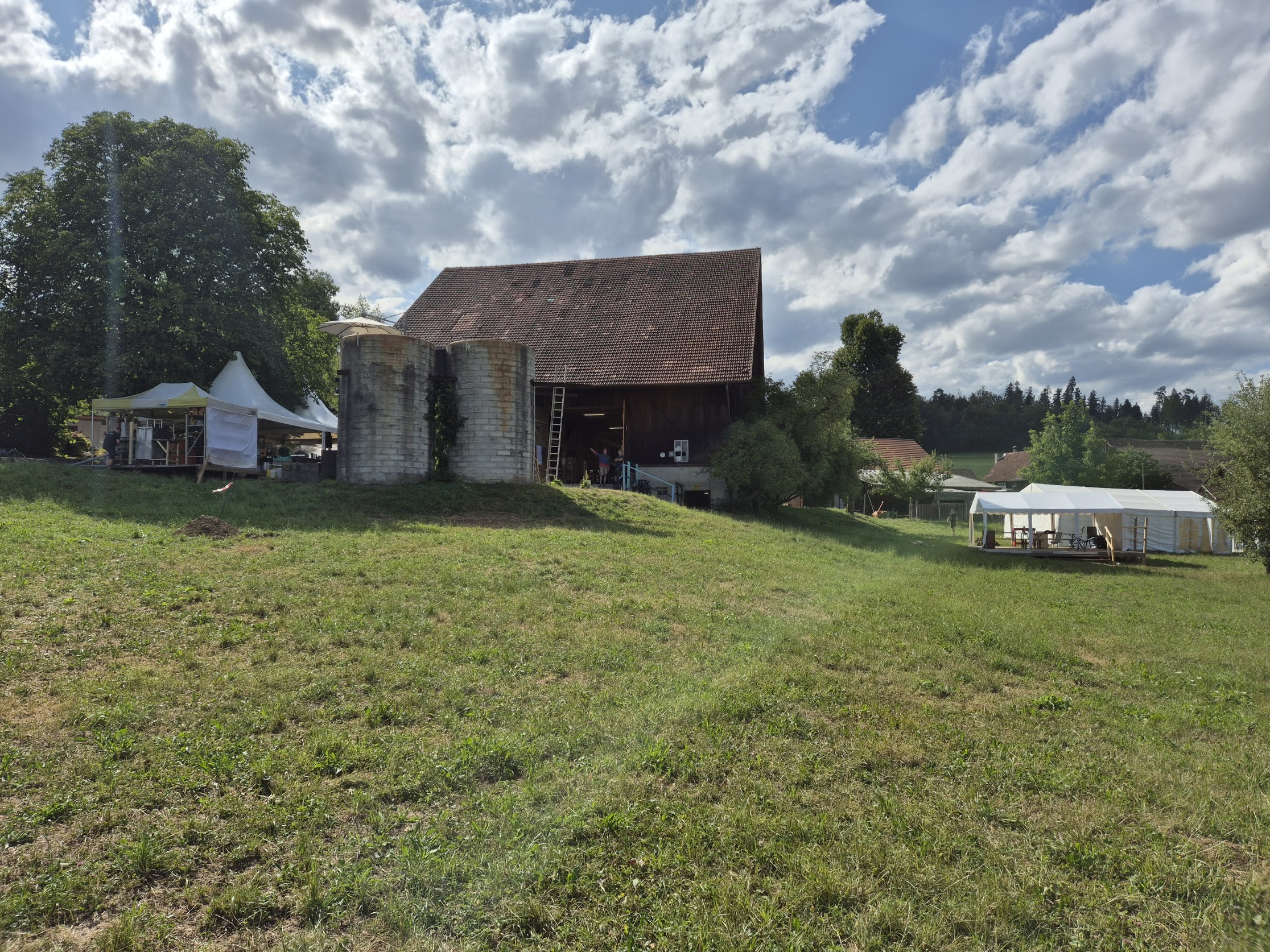Oberer Radhof mit Küche links, Silo-Bar und Scheune in der Mitte und Bar- sowie VIP-Zelt rechts.
Foto: LvR